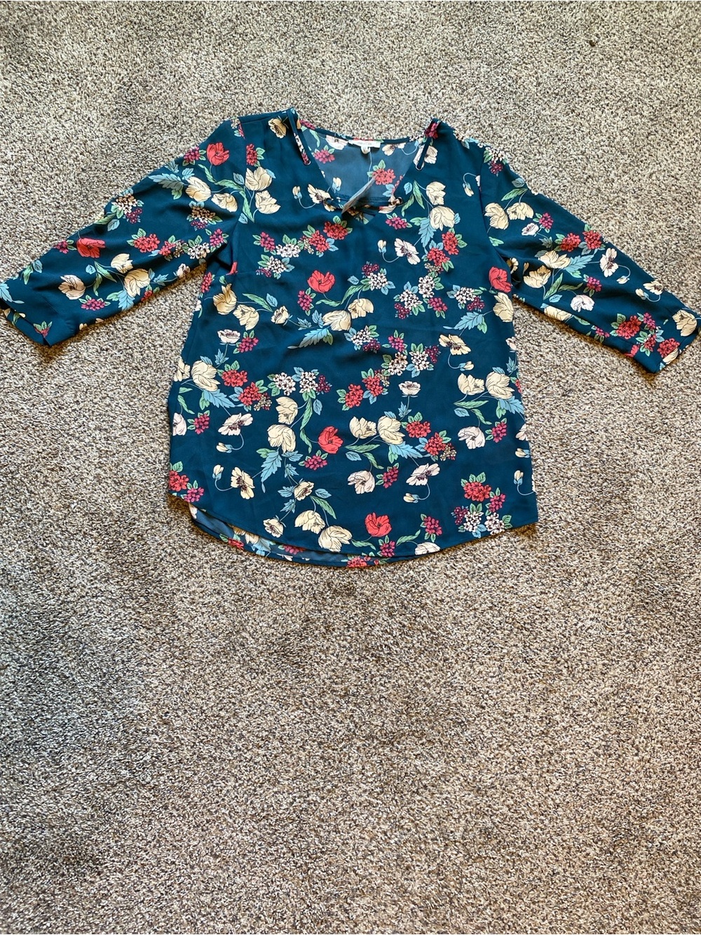 Maurices Women’s NWT Teal Floral V-Neck Blouse with Red & Cream Flowers Sz M